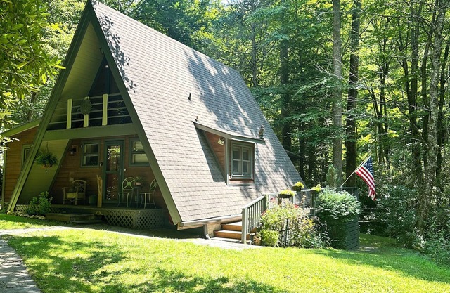 "Sunburst" Creekside Cabin - à quelques minutes du centre-ville de Boone!