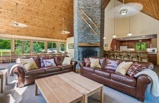 La maison spectaculaire Sunburst peut accueillir 25 personnes avec un bain à remous intérieur et extérieur. Parfait pour les réunions de famille et les escapades.