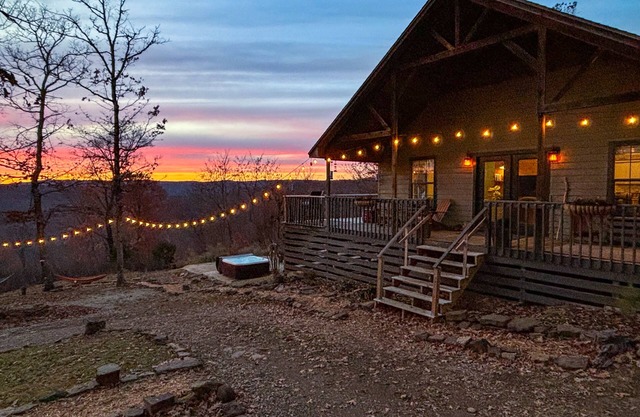 Sundance Cabin - Secluded Boston Mountain retreat - hot tub & valley views!