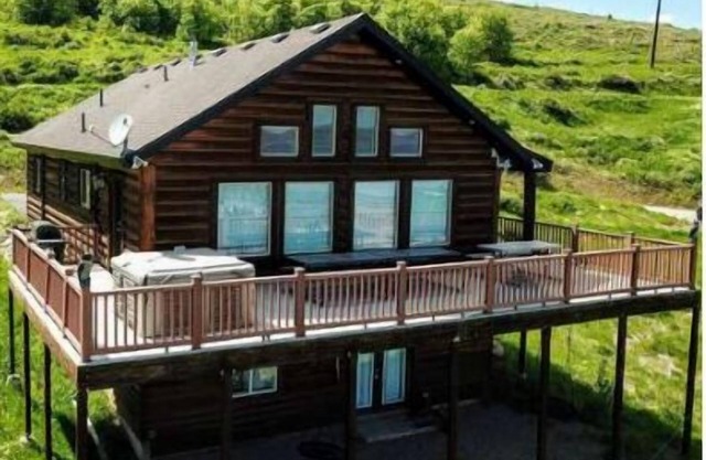 Pet Friendly! Enjoy the views of Bear Lake from your private hot tub!