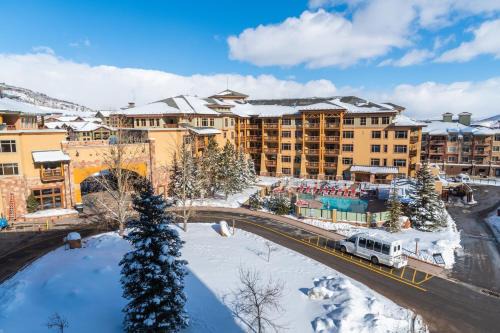 Sundial condo in Canyons Village, patio, outdoor pool & hot tub, walk to hiking & biking 316A