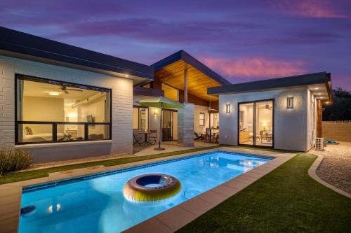 Sundrenched by AvantStay Pool Mins to Old Town