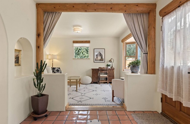 Sunflower House - D/T Historic Lifestyle Home