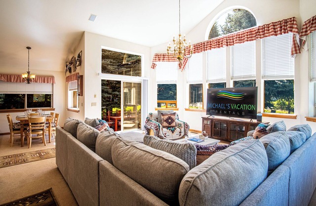 Sunflower Lane - 4BD Sun Valley Retreat + Resort Amenities