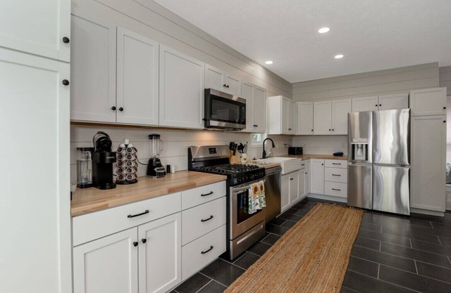 6BR House|Near Cleveland Clinic| Sleeps up to 20!