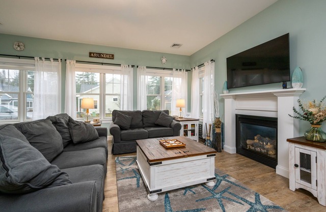Sun kissed cottage, close to Dock Sq, pools, club house, gym, beaches & shopping