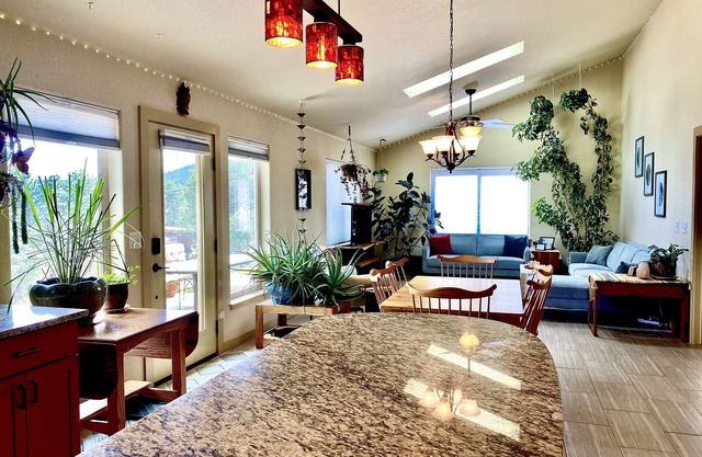 SunKissed Mountain Home 2BD 2. 5Bain