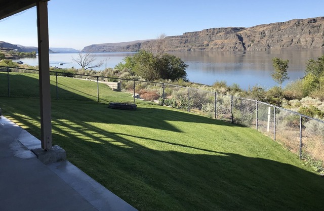 Gorge Waterfront Home 2 chambres 1 salle de bain avec stationnement pour véhicules de camping