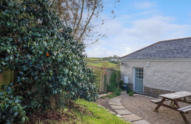 SUNLIGHT COTTAGE, pet friendly, with a garden in Truro