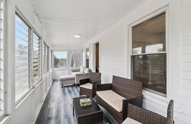 The Sunroom Apartment WestCLE