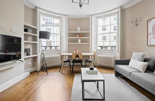 Sunlit Bayswater 2BR w/ High Ceilings, near Hyde Park, by Blueground