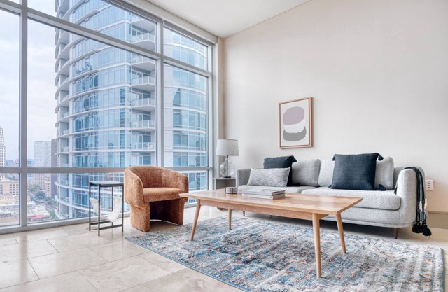 Sunlit Downtown 2BR w/ Gym, W/D & Deck, nr Town Lake Park, by Blueground