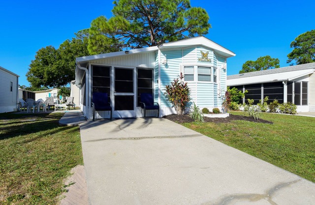 Sunlit Sarasota Cottage w/ Screened Porch!
