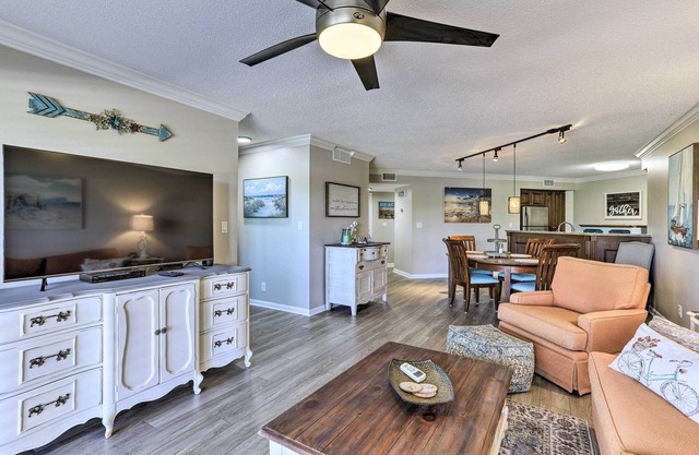 Sunlit St Petersburg Condo w/ Community Pool