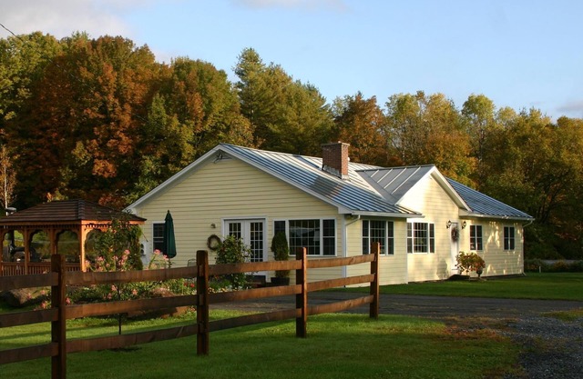 Maison de campagne ensoleillée VT avec bain à remous. Emplacement idéal près du village de Woodstock