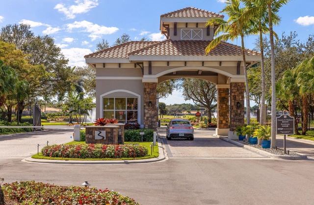 Sunny, 18th Fairway, Golf Community, Convenient to Beach & Coconut Point Mall