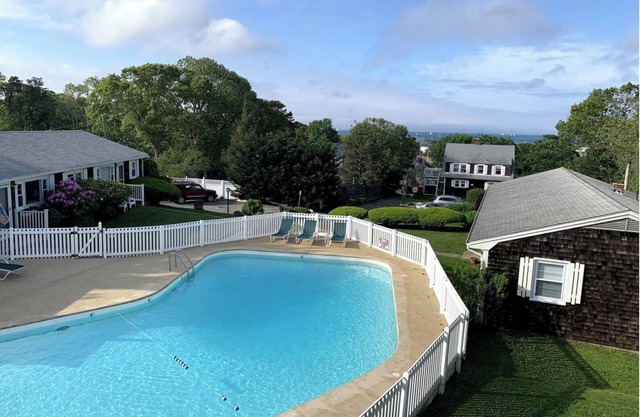 Sunny 2bedroom condo w pool!