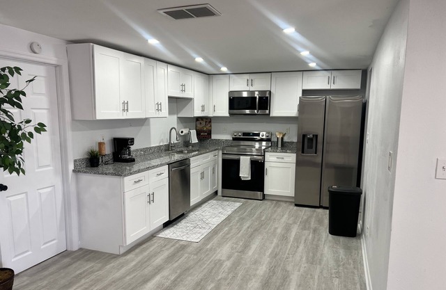 Sunny 3bd home! 10 mins to the beach