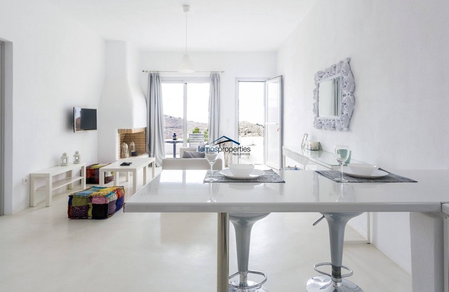 Maison d'hôtes ensoleillée et moderne "Illios", idéale pour deux couples ou une petite famille.