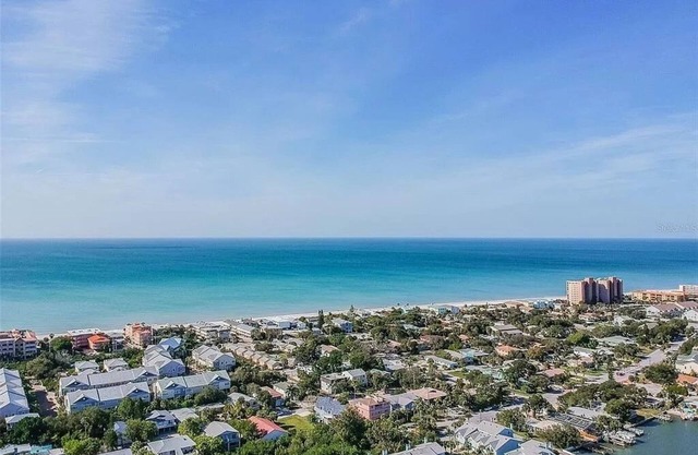 Sunny and Spacious Condo By The Beach