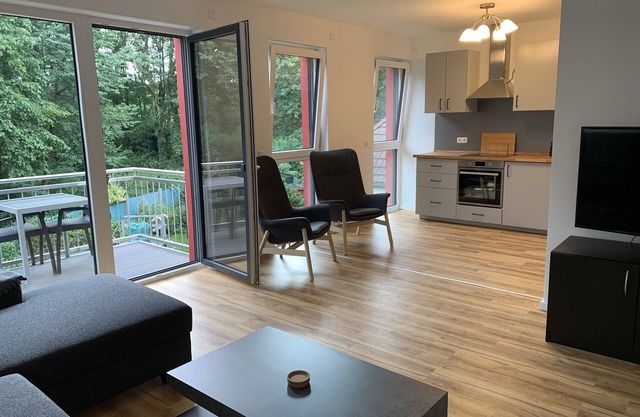 Apartamento soleado con terraza y balcón.