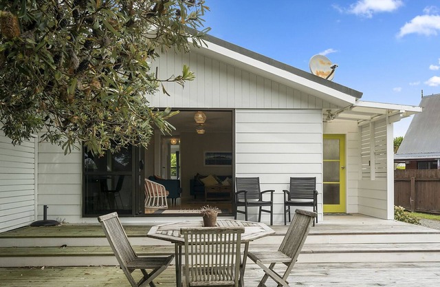 Sunny Beach Bach Hideaway - Paraparaumu Beach Holiday Home, PARAPARAUMU BEACH