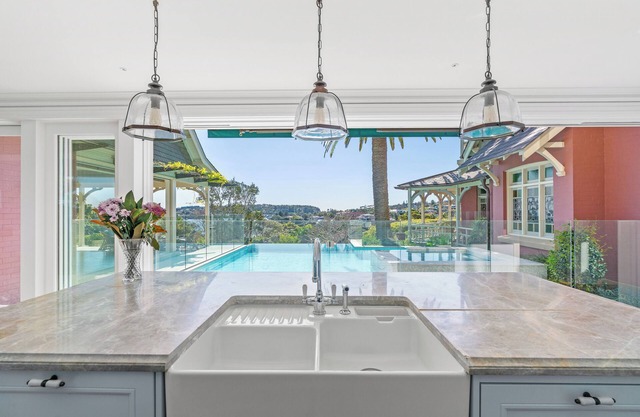 Sunny Brae - award-winning heritage oasis with 270 degree harbour views