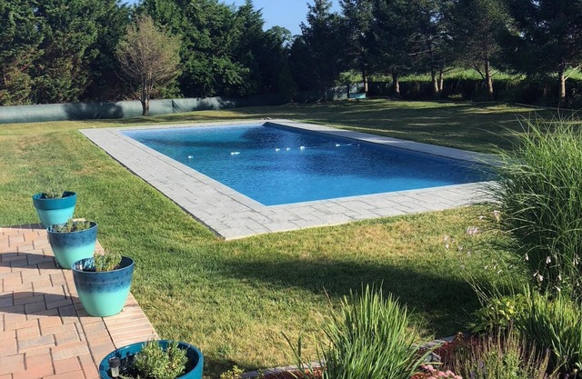Sunny Breezy Beach House avec une immense piscine surplombant les champs
