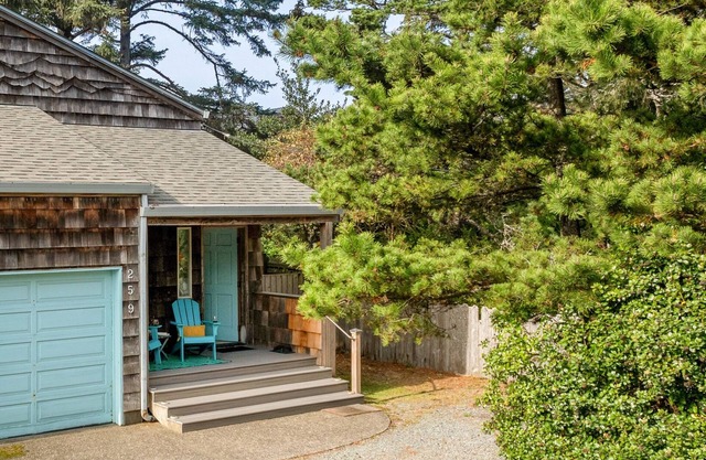 Sunny Chalet MCA#50350-1 block to beach, fenced yard, Dogs Ok