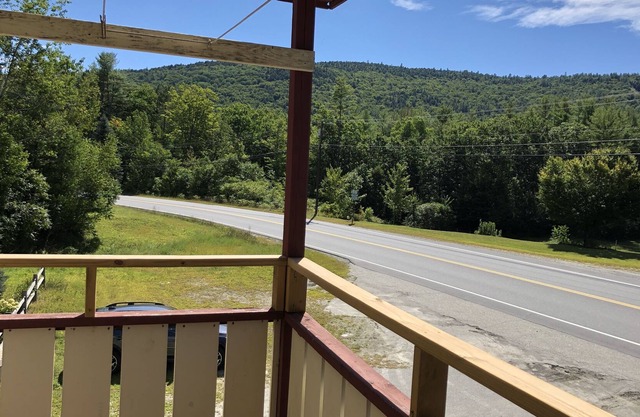 Convenient 4-Bedroom Family Base: Work from Home, Fast WiFi, 15 min to ski!