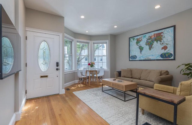 Sunny convenient home w/private patio! Easy walk to everything!