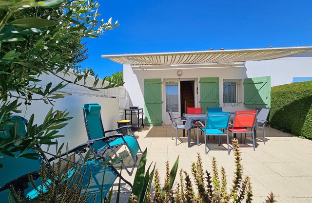 Maison ensoleillée avec piscine privée, proche plage et commerces