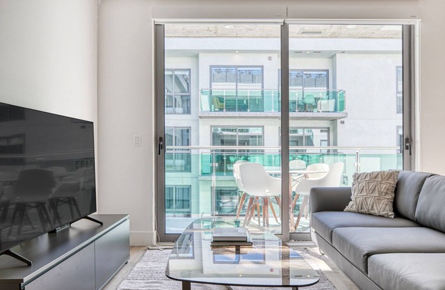 Sunny Downtown 1BR w/ Pool, Gym & W/D near Staples Center, by Blueground