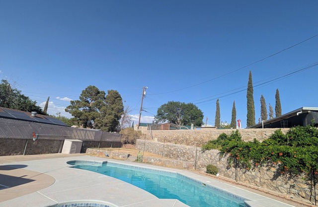 Sunny El paso family stay and Pool
