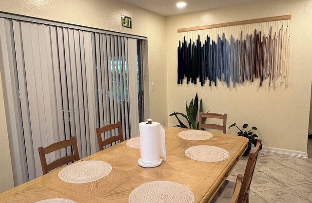 Sunny Escape of the Tampa Bay, Charming 2-bedroom with WiFi, AC