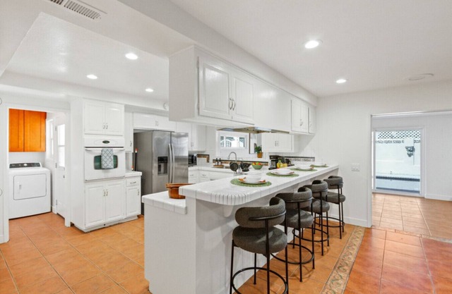 Sunny Escapes Pool w/ tub BBQ - 4 bedrooms