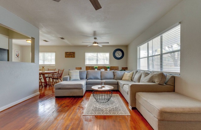 Sunny Fort Walton Beach Vacation Rental w/ Yard!