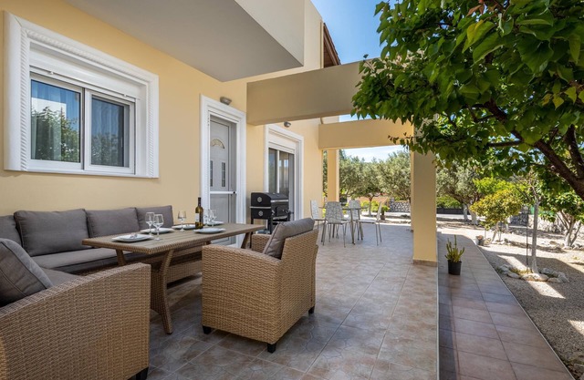 Sunny Garden Apartment 2
