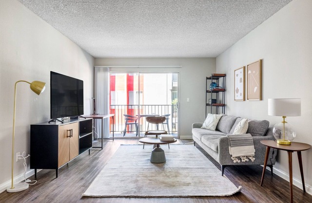 Sunny Glendale 1BR w/ Gym, Pool, walkable location, by Blueground