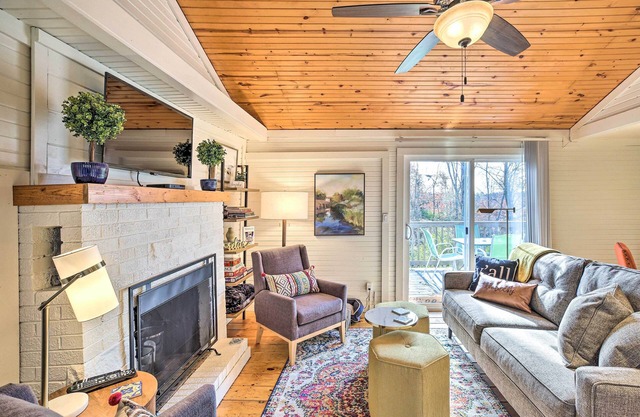 ‘Sunny Hill Cottage’ Dry Ridge Escape w/ Deck!
