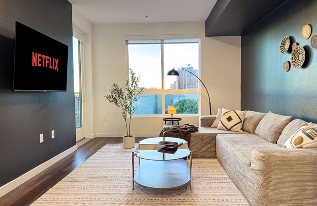 Sunny Home in Mid-Hollywood (Pool + Free Parking)
