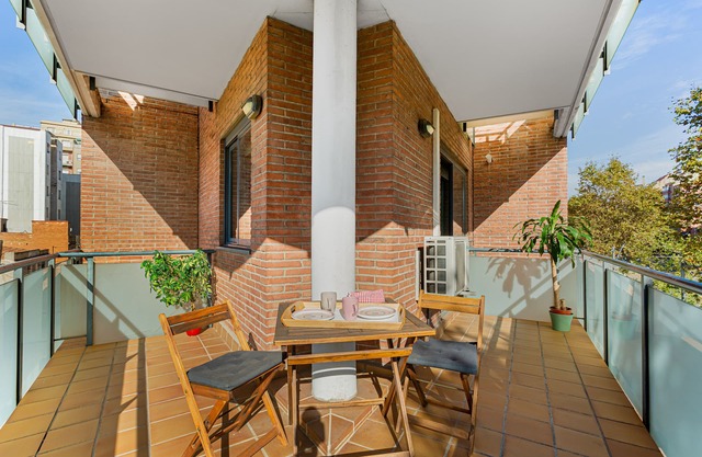 Grande terrasse ensoleillée dans un appartement confortable grande connexion Internet gratuite