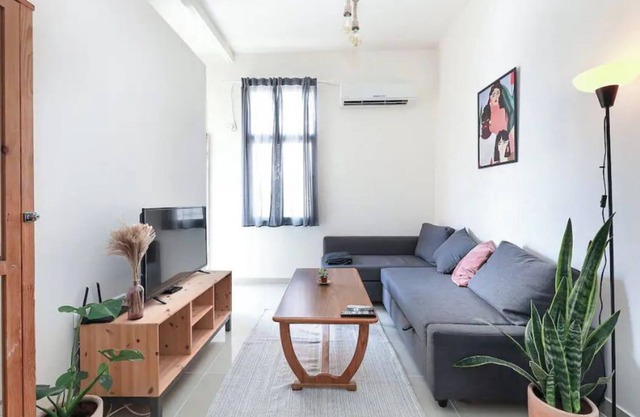 Sunny Levinsky Apt w/ Balcony