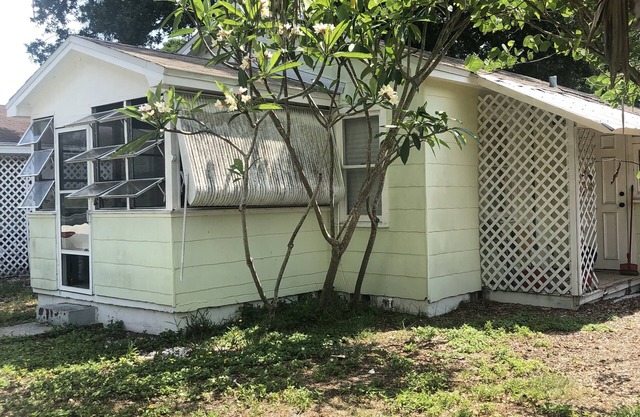 Sunny little cottage in the heart of St. Petersburg, Florida
