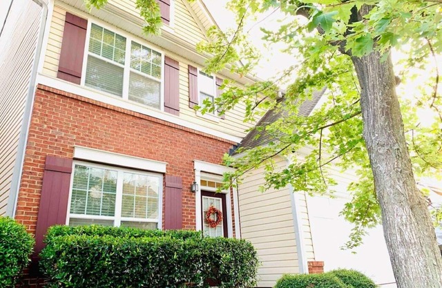 Sunny & Modern 4BR House w / Home Gym & Parking in Duluth -3 Min to I-85