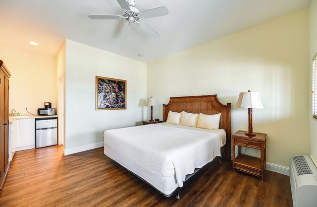 Sunny Naples Escape w/ Heated Community Pool!