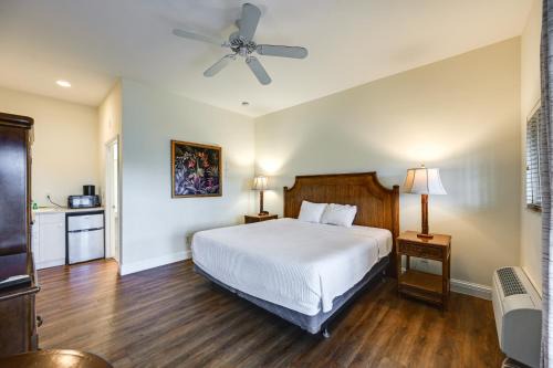 Sunny Naples Escape with Heated Community Pool!