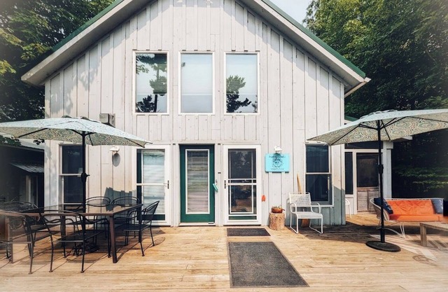 Sunny Oaks Cottage. Confort confortable en ville. Wifi. Beau, propre et ensoleillé.