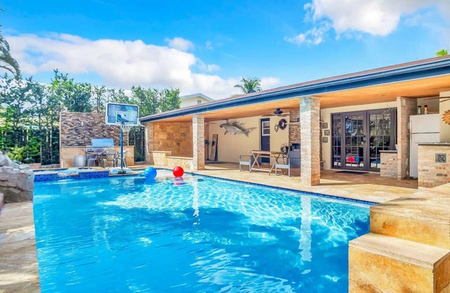 Sunny Paradise w/ Saltwater Pool Hot Tub & BBQ Grill Fort Lauderdale Sawgrass