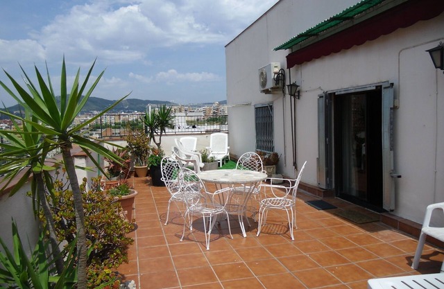 ensoleillé penthouse avec vue sur la ville et les montagnes